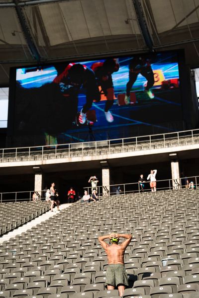 EIn Mann auf der Tribuene kann es nicht fassen: Ein Fehlstart nach dem anderem im 200m Finale der Maenner waehrend der deutschen Leichtathletik-Meisterschaften im Olympiastadion am 26.06.2022 in Berlin